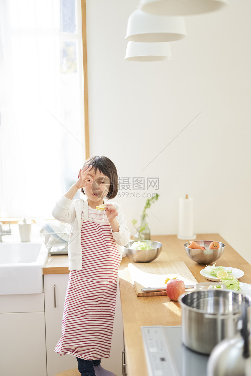 小姑娘家政可爱儿童女孩生活方式家务图片