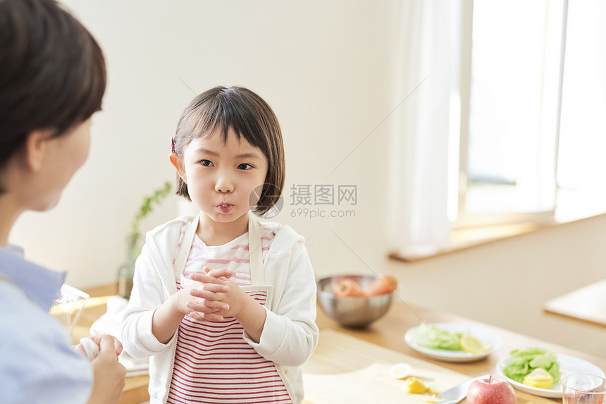 女小学生家人父母和孩子的生活方式图片