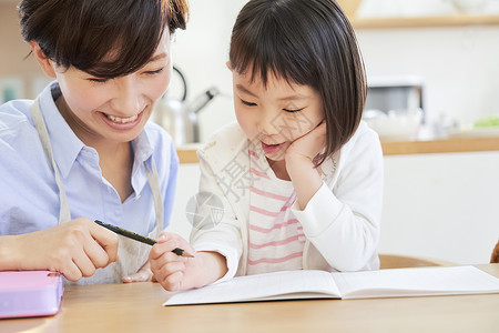 学费亚洲人驯养父母和孩子的生活方式图片