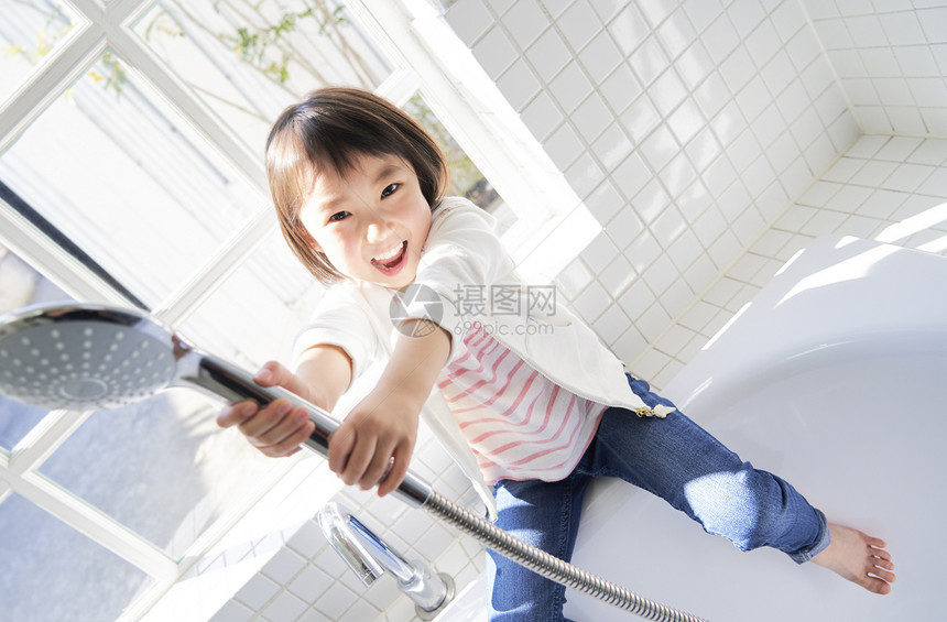 小女孩在浴室玩耍图片