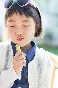 涂口红的小女孩图片