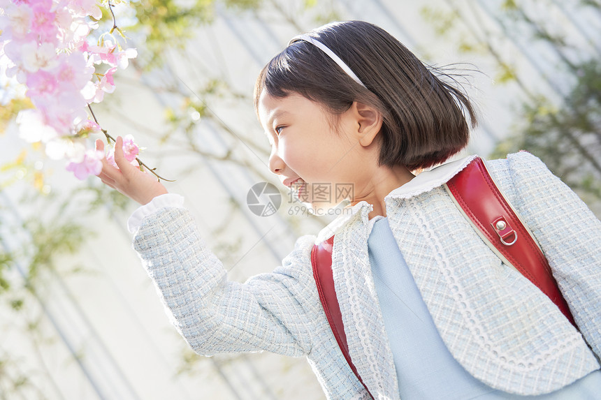 背着书包准备去上学的小女孩图片