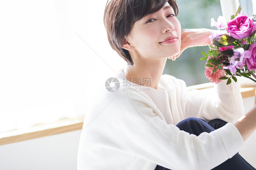 手拿着花的活力女性图片