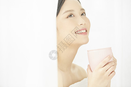 窗边拿着咖啡的年轻女子自然高清图片素材