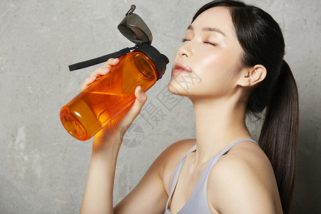 喝水休息的运动女性图片