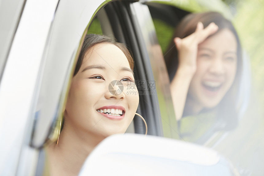 年轻女人自驾游旅行图片