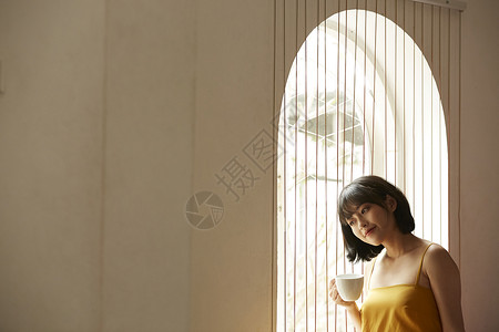 窗边拿着咖啡的文艺女青年性感高清图片素材
