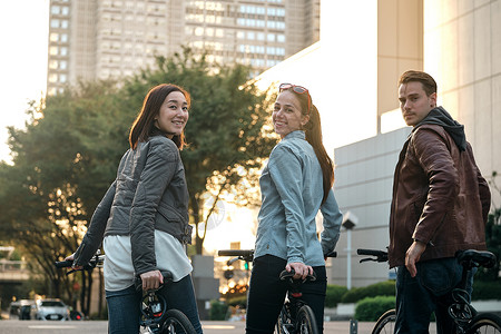 脚踏车20多岁3人外国人入境自行车之旅愉快高清图片素材