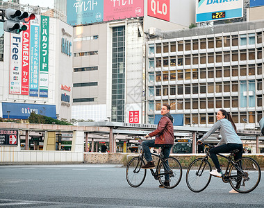 奔跑东京欣赏外国人入境自行车之旅快乐高清图片素材