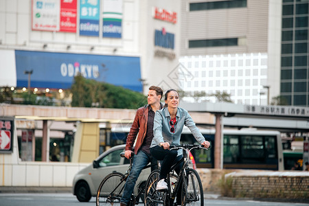 骑自行车有趣男外国人入境自行车之旅男女高清图片素材