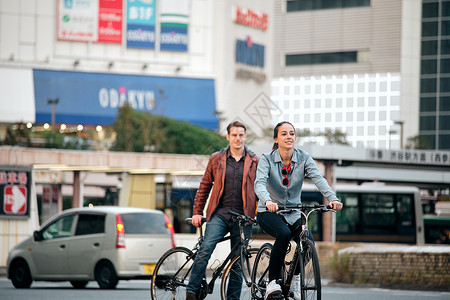 欧洲人男人30多岁外国人入境自行车之旅情侣高清图片素材