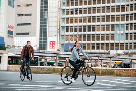 户外建筑乘外国人入境自行车之旅微笑高清图片素材