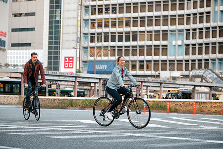 新宿异夫妇乘外国人入境自行车之旅观光高清图片素材