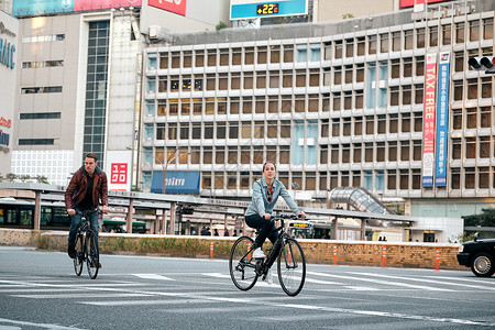 女人欧洲人肖像外国人入境自行车之旅两个人高清图片素材