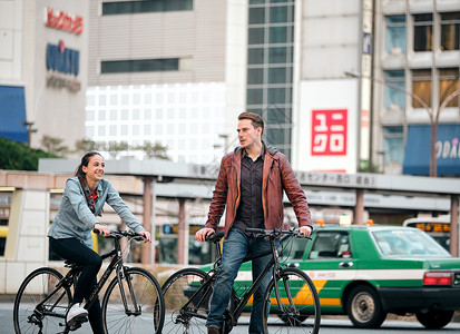 双人全身女士们外国人入境自行车之旅城市高清图片素材