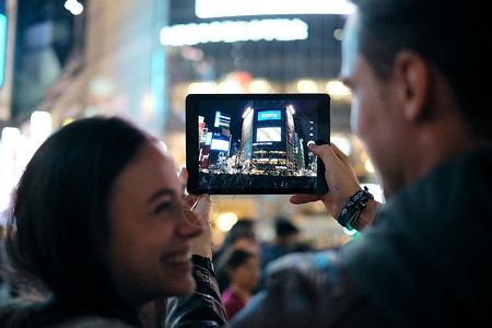 30多岁朋友快乐的外国人入境东京观光摄影笑容高清图片素材