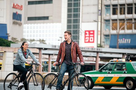 两个人双人通体外国人入境自行车之旅欢快高清图片素材