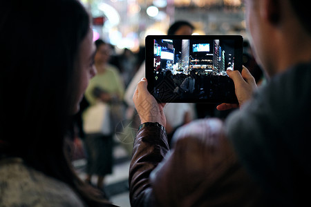 伙伴双人夜景外国人入境东京观光摄影旅客高清图片素材