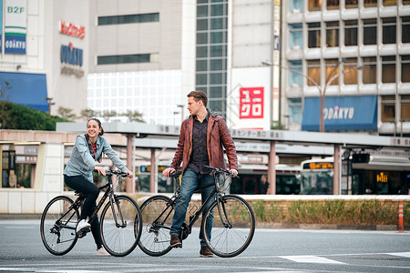 青年通体晚上外国人入境自行车之旅笑容高清图片素材