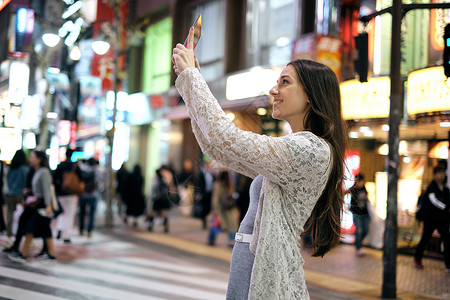 电影二十多岁快乐外国人入境东京观光摄影拍照高清图片素材
