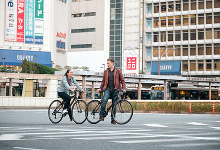 运行复制空间乘外国人入境自行车之旅幸福高清图片素材