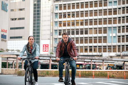 跑步乐趣高兴外国人入境自行车之旅城市高清图片素材