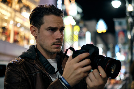 年轻男性城市观光摄影图片