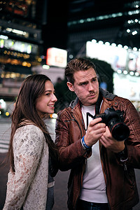 男人和女人人物照相机外国人入境东京观光摄影霓虹灯高清图片素材
