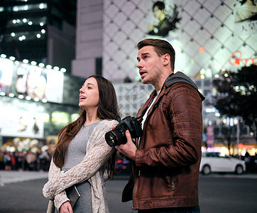 白人闹市区户外外国人入境东京观光摄影情侣高清图片素材