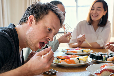 享受美食的外国人图片