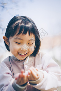 春游去哪玩公园赏樱花的小女孩背景