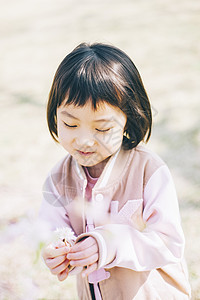 公园赏樱花的小女孩图片