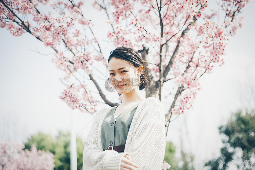 远足二十多岁花卉樱花春天妇女画象图片