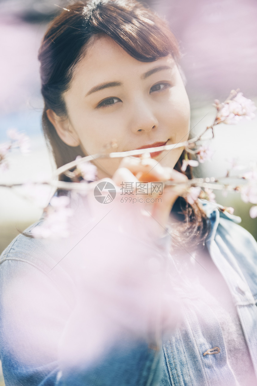 前面模糊女士们年轻樱花春天妇女画象图片