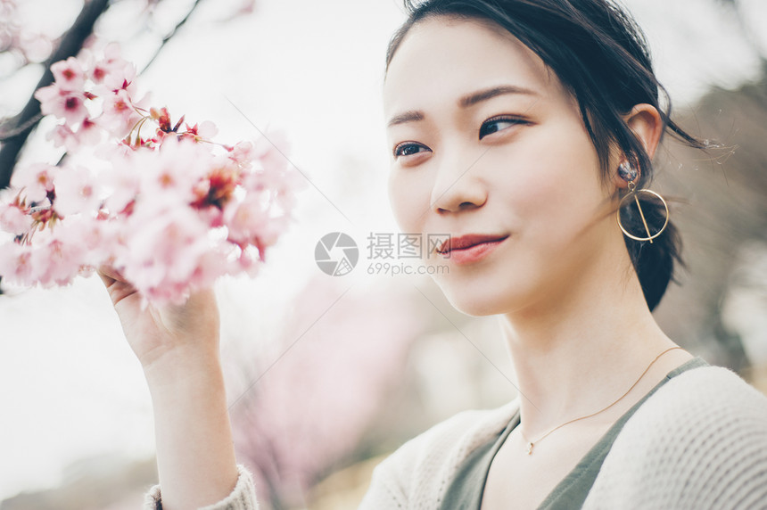 享受樱花的女人图片