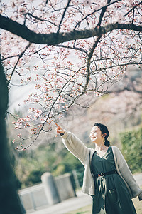 公园赏樱的女子图片