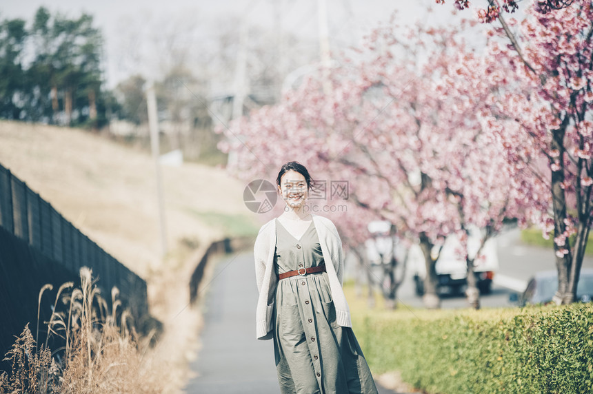 户外享受樱花的女子图片