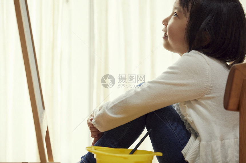 幼儿1人5岁坐在画架前面的女孩在客厅图片