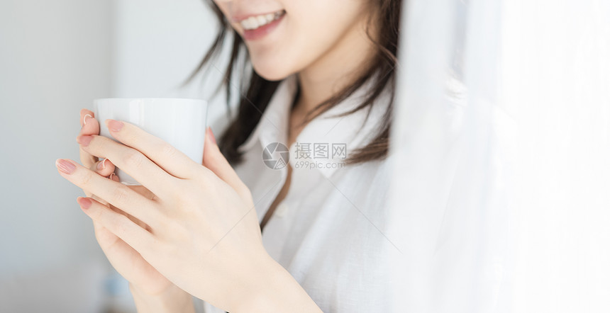 年轻女人休闲生活方式喝茶图片