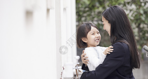 户外妈妈愉快的抱着女孩图片