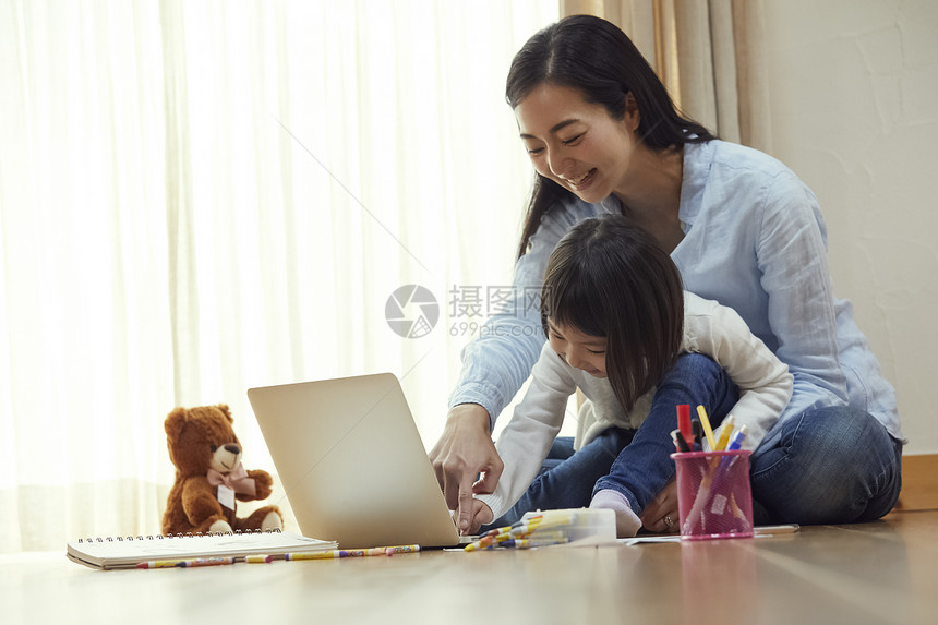 妈妈在家办公边照顾孩子图片