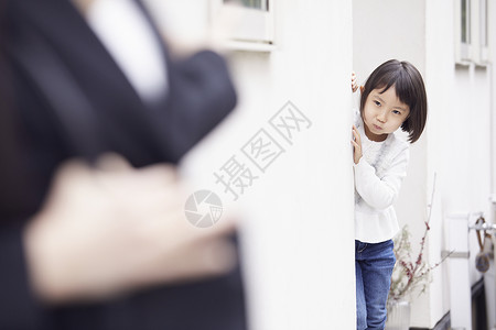 女儿看到母亲在房子外面出差背景图片