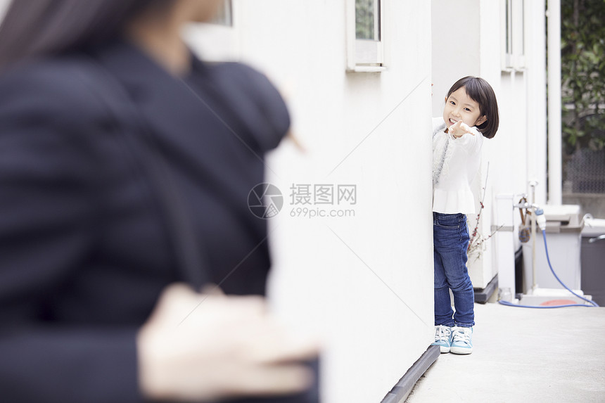 二十几岁人类工作女儿看到母亲在房子外面出差图片
