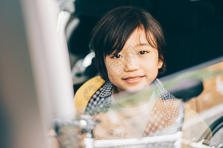 汽车后座上的可爱儿童幼儿园儿童高清图片素材