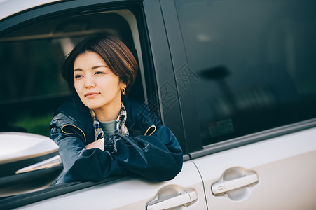 坐在副驾驶的女人图片