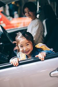 扒着车窗微笑的女孩幼儿园高清图片素材