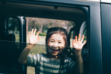 扒着车窗看向外面的女孩休闲高清图片素材