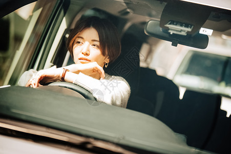 驾车困乏休息的女人高清图片