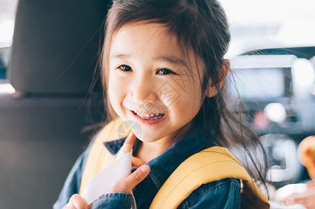 车上可爱的女孩背包高清图片素材