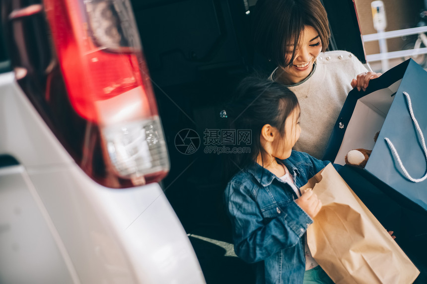 小孩喜悦女儿父母和孩子购物图片